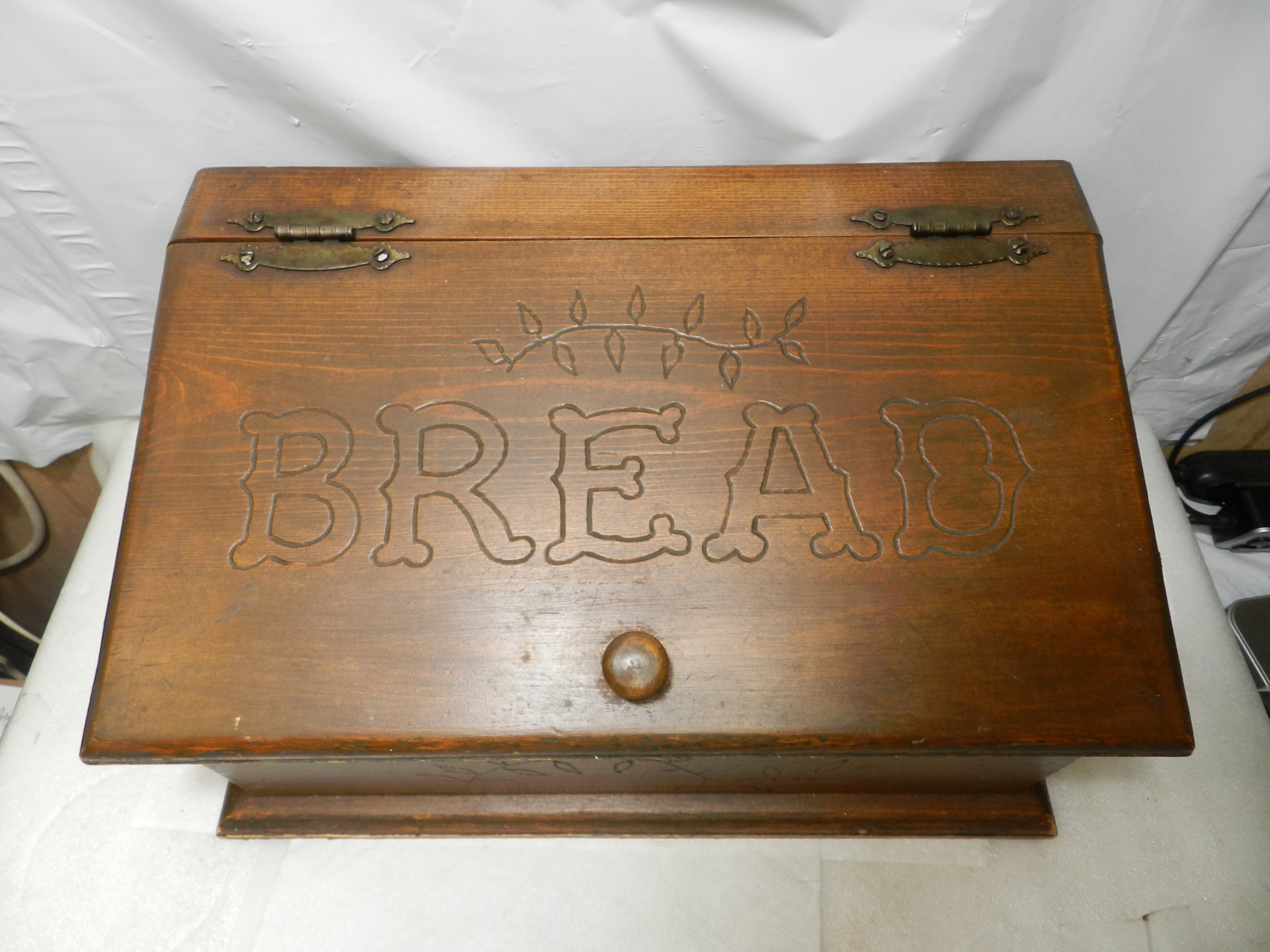 Vintage Rustic Wood Farm House Bread Box Pull Up Lid Carved Handmade N31J - Thumbnail 2