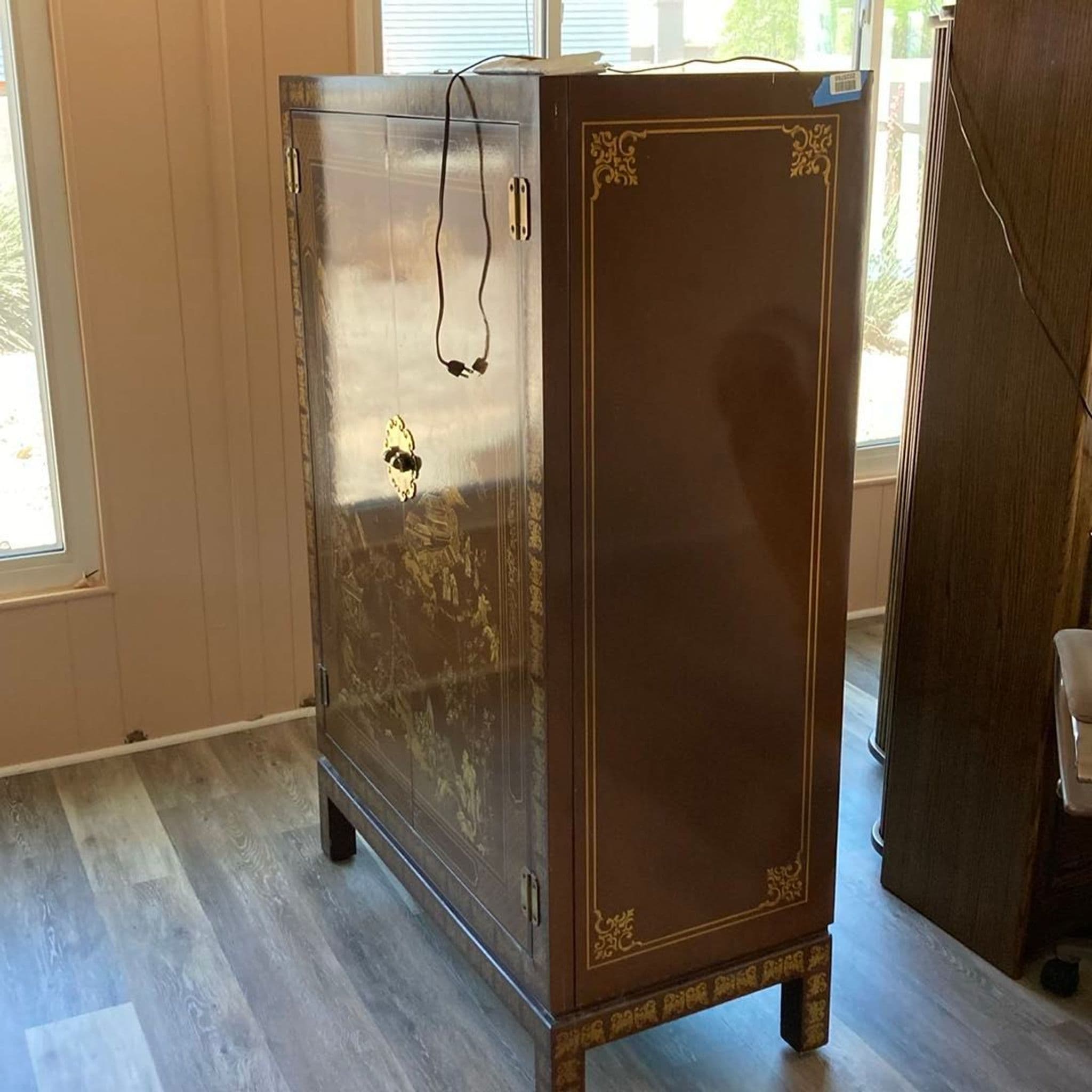 Vintage Drexel Heritage Chinoiserie Lacquered Bar Cabinet - Thumbnail 3