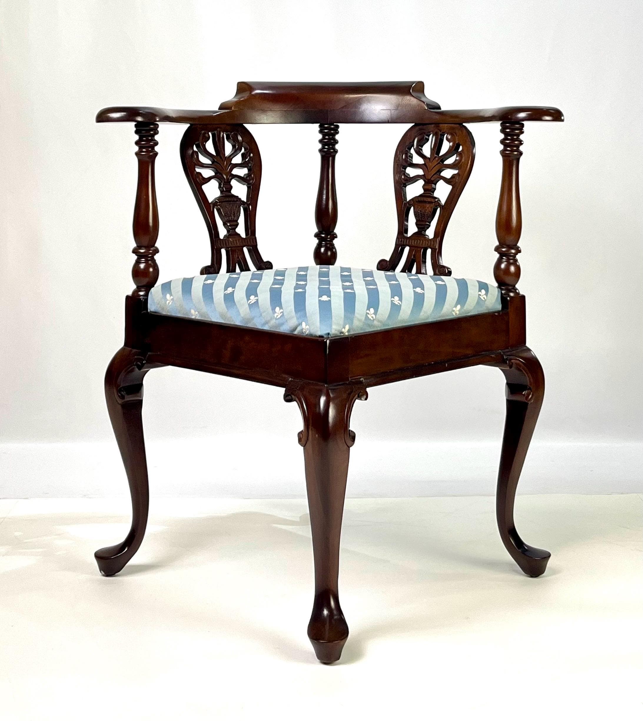 Vintage Key City Furniture Co. Queen Anne Style Mahogany Corner Chai