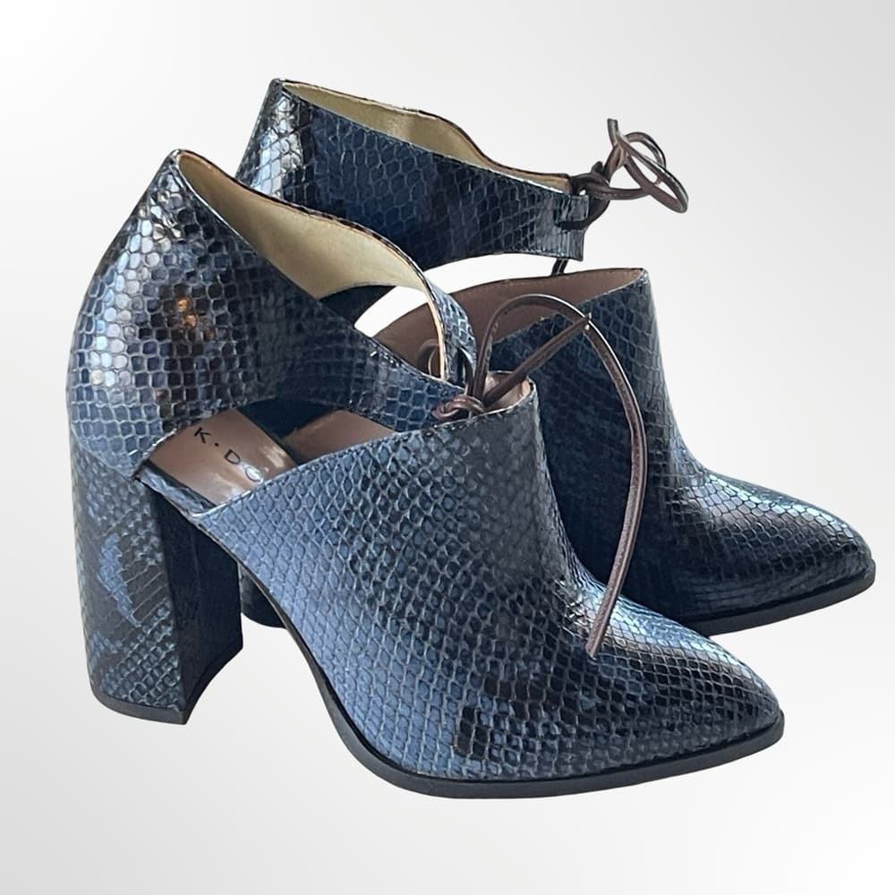 KK DODDS Pointed Toe Cutout Heels in Navy Snake Print in 6.5 - Thumbnail 5