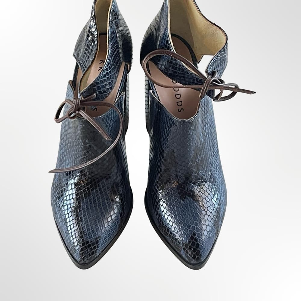 KK DODDS Pointed Toe Cutout Heels in Navy Snake Print in 6.5 - Thumbnail 2