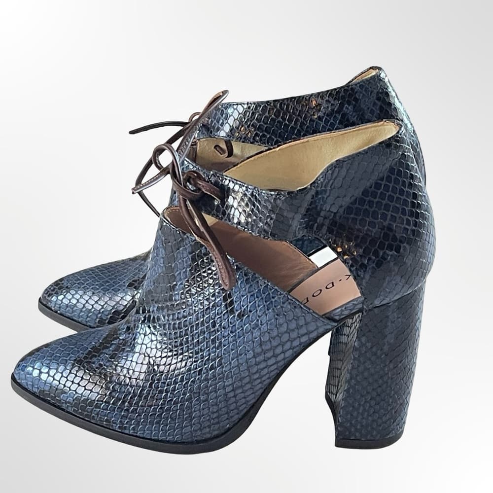 KK DODDS Pointed Toe Cutout Heels in Navy Snake Print in 6.5 - Thumbnail 3