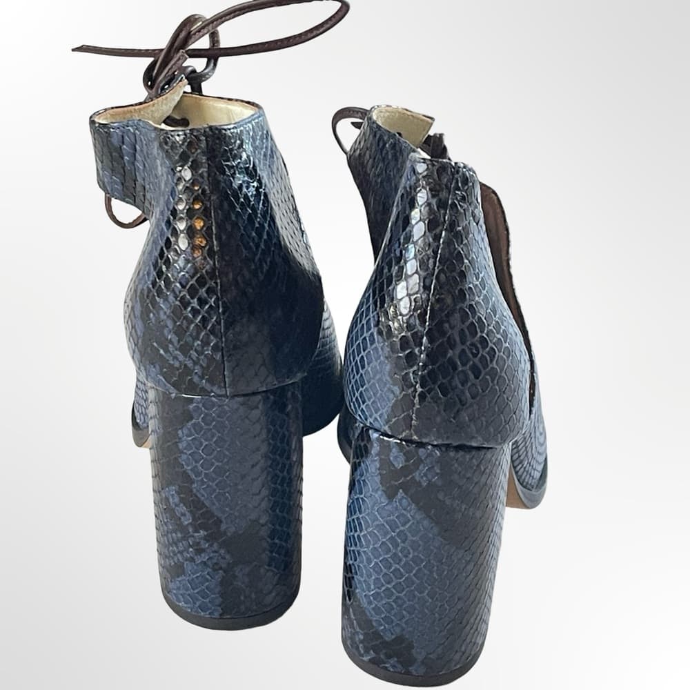 KK DODDS Pointed Toe Cutout Heels in Navy Snake Print in 6.5 - Thumbnail 6