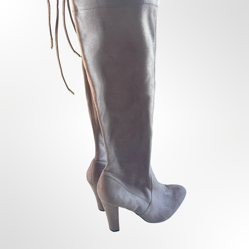 Steve Madden GORGEOUS Knee-High Women's Boots in size 8.5 - Thumbnail 2