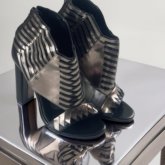 Robert Clergerie Black and Gold Heels in size 6 - Thumbnail 9