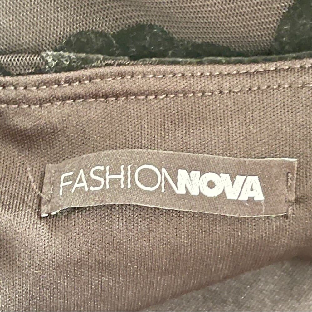 Fashion Nova Floral Velvet Burnout Square-Neck Crop Top - Thumbnail 3