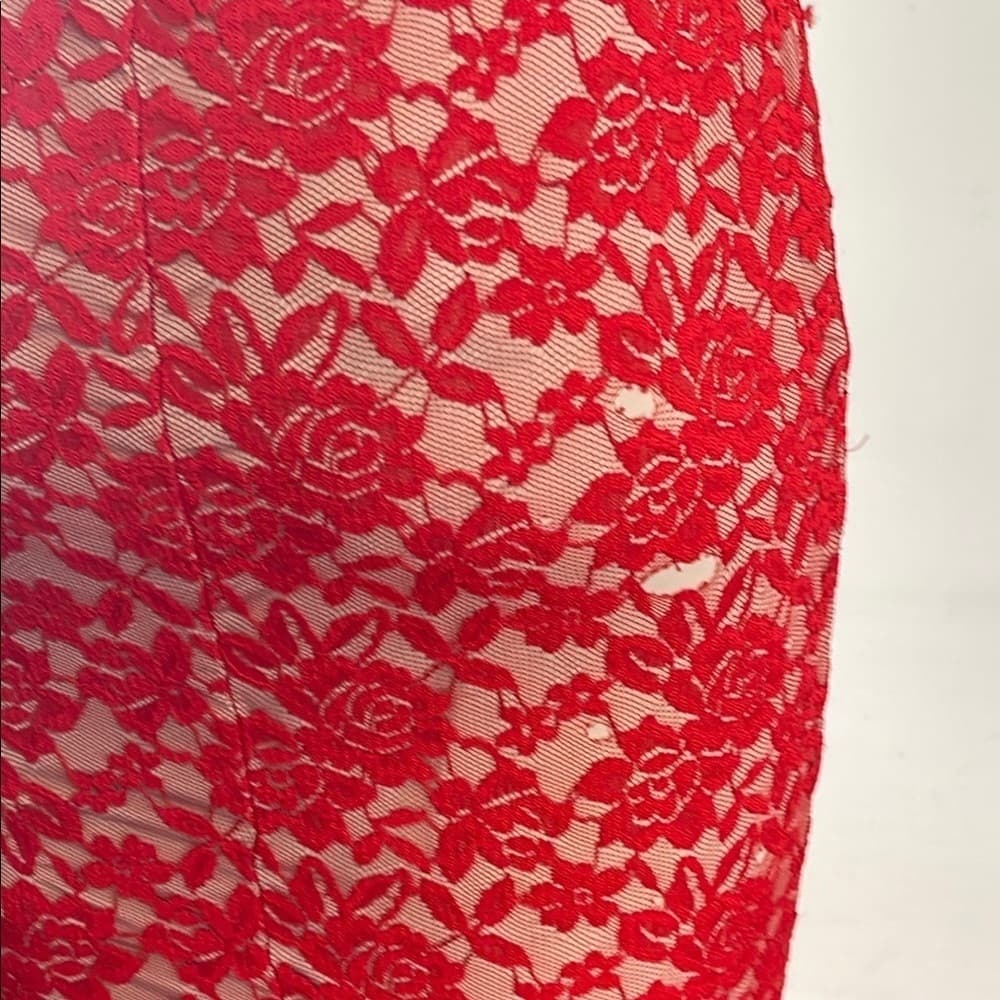 Elegant Red Lace Dress with Defects - size 2 - Thumbnail 2