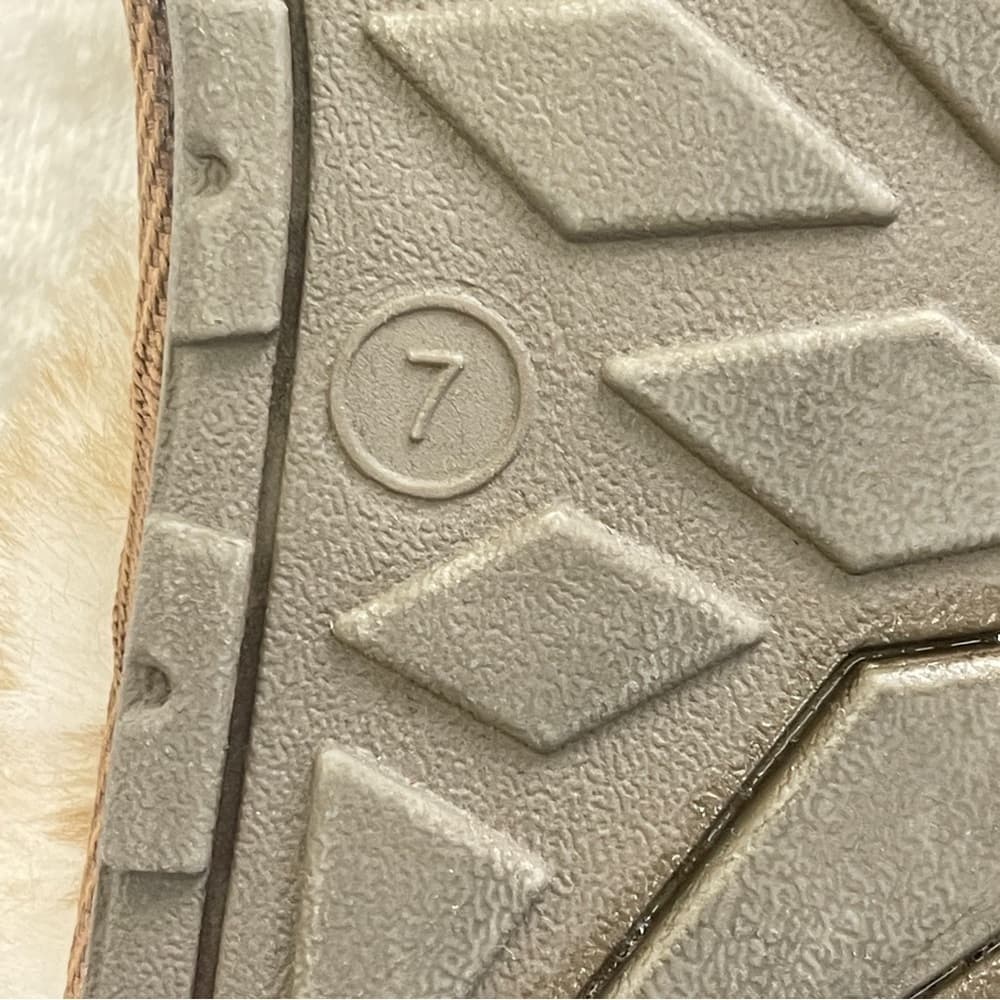 Cozy Tan Faux Fur Women's Slippers size 7 - Thumbnail 4