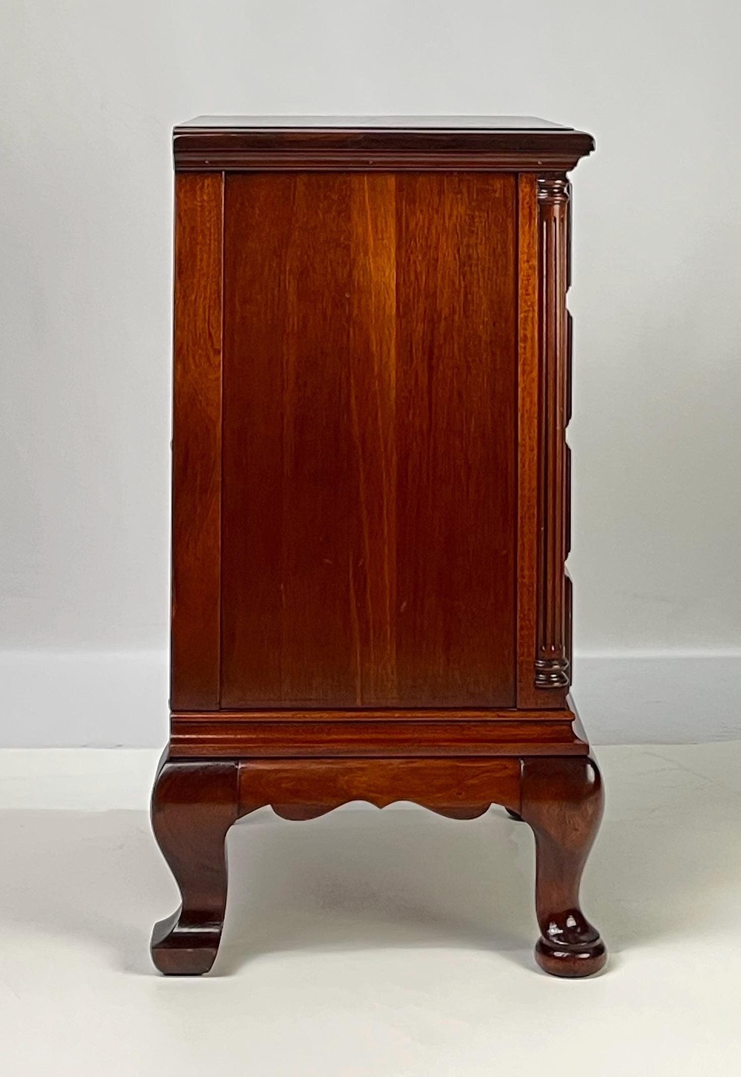 Vintage Continental Furniture Co. Queen Anne Style Mahogany 4-Drawer Bedside Chest - Thumbnail 4