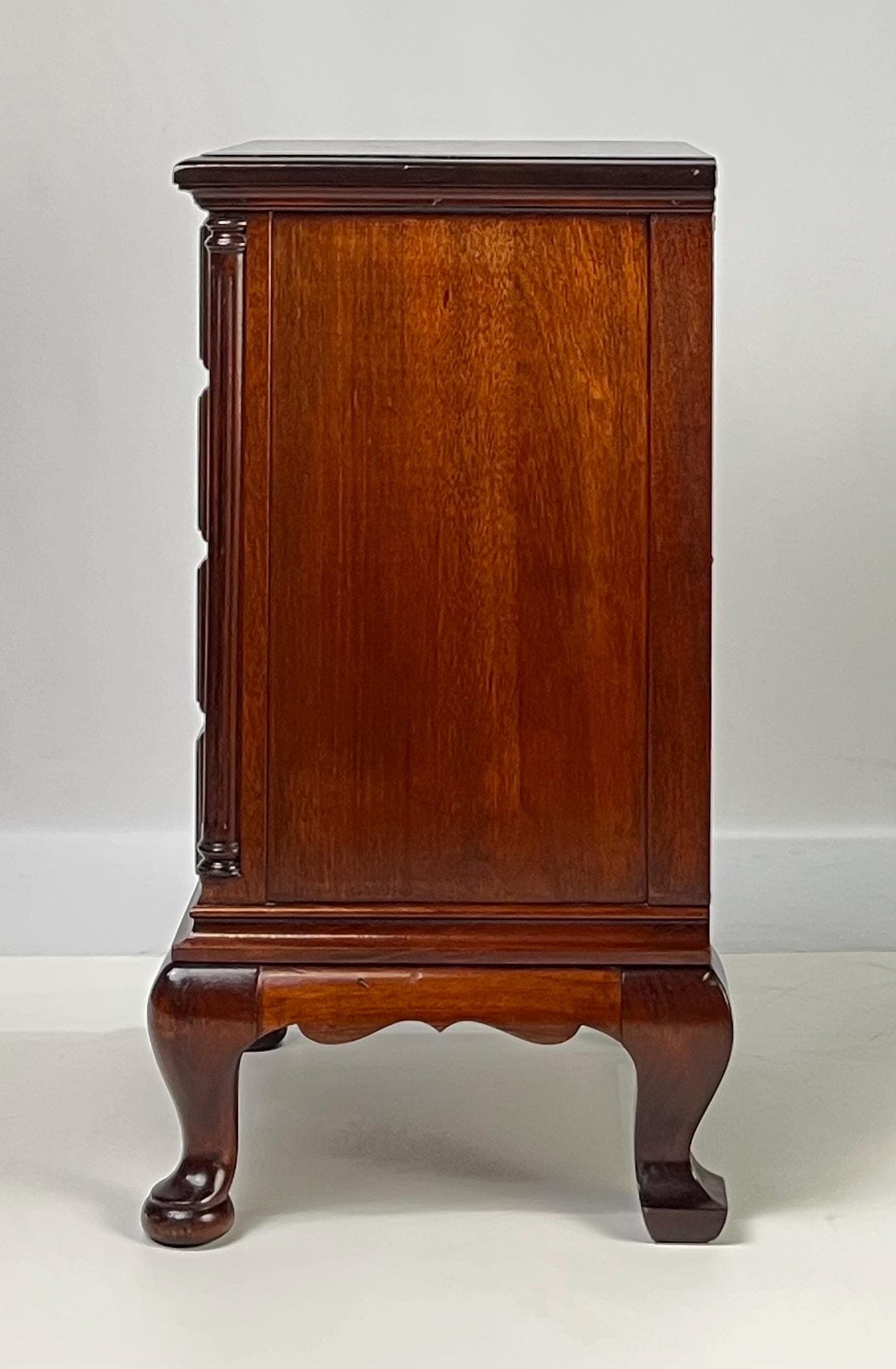 Vintage Continental Furniture Co. Queen Anne Style Mahogany 4-Drawer Bedside Chest - Thumbnail 9