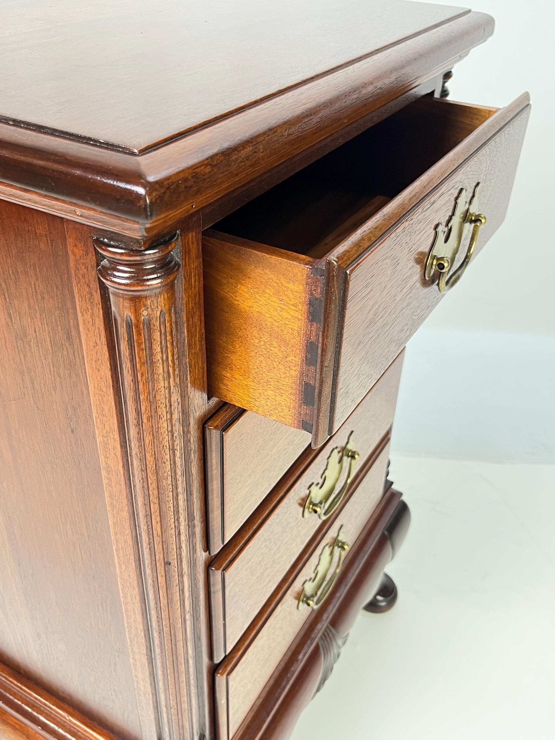 Vintage Continental Furniture Co. Queen Anne Style Mahogany 4-Drawer Bedside Chest - Thumbnail 5