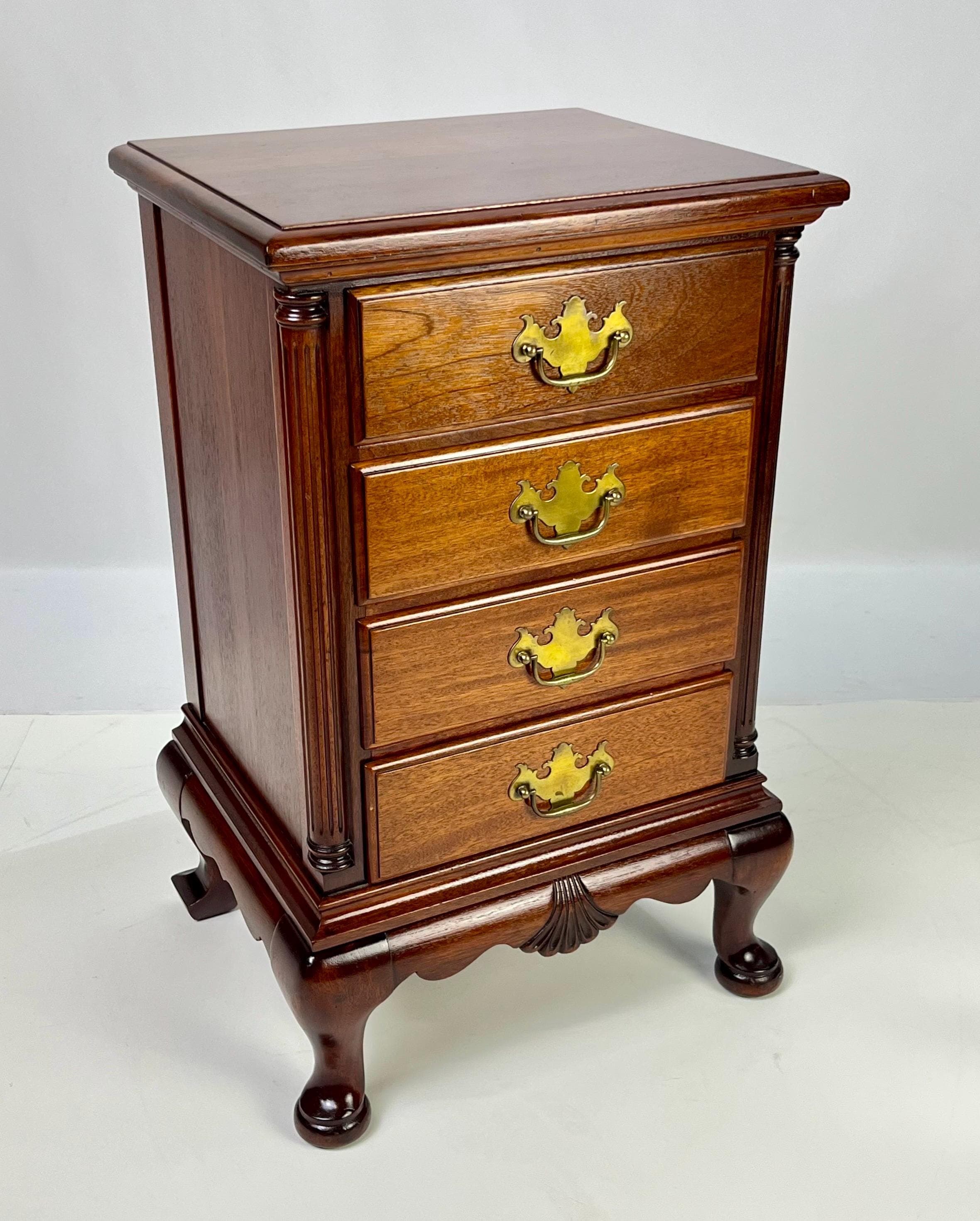 Vintage Continental Furniture Co. Queen Anne Style Mahogany 4-Drawer Bedside Chest - Thumbnail 3