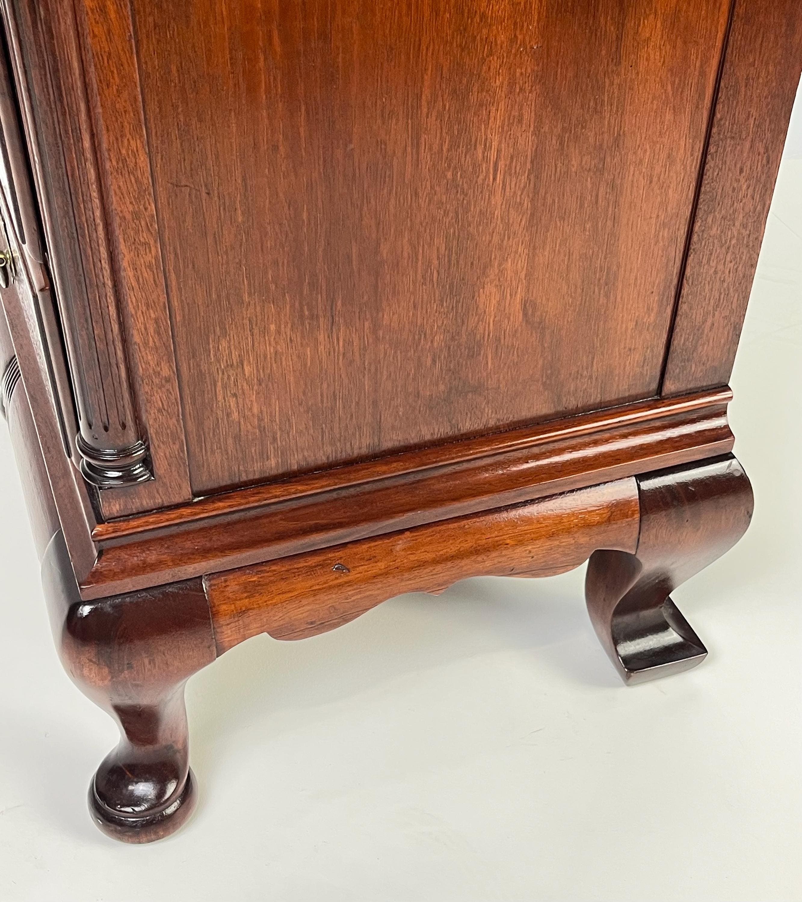 Vintage Continental Furniture Co. Queen Anne Style Mahogany 4-Drawer Bedside Chest - Thumbnail 16