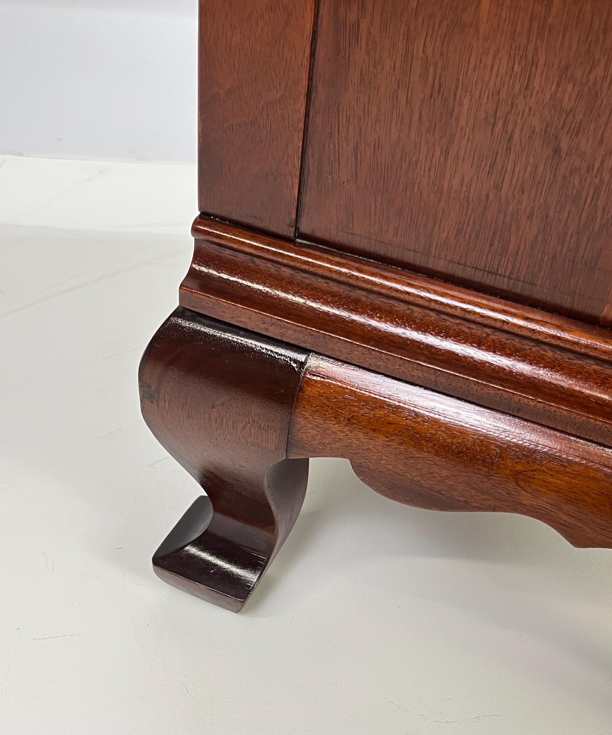 Vintage Continental Furniture Co. Queen Anne Style Mahogany 4-Drawer Bedside Chest - Thumbnail 14