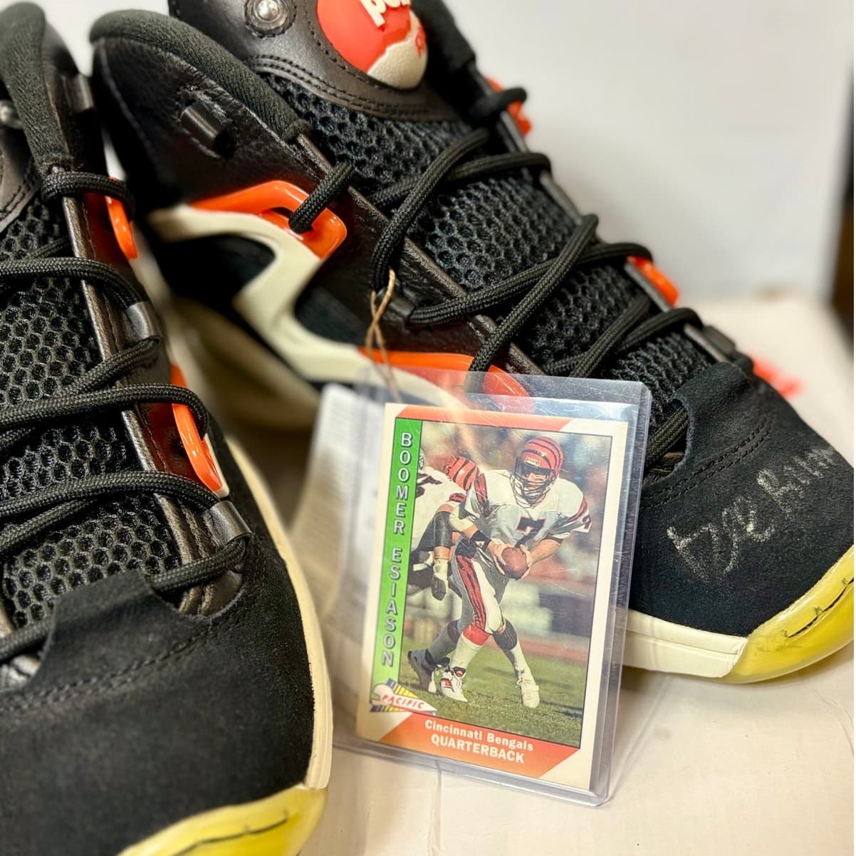 Reebok Pump Signed by Dee Brown NBA Dunk Champ Celtics Autographed Size 9.5 - Thumbnail 2