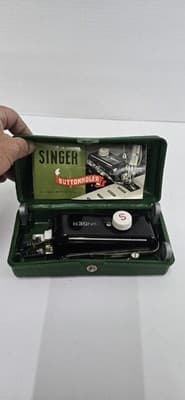 Vintage Singer Featherweight 221 sewing machine - Thumbnail 7