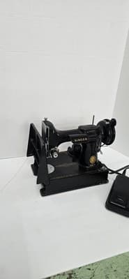 Vintage Singer Featherweight 221 sewing machine - Thumbnail 2