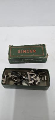 Vintage Singer Featherweight 221 sewing machine - Thumbnail 5