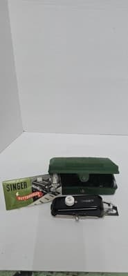 Vintage Singer Featherweight 221 sewing machine - Thumbnail 8