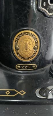 Vintage Singer Featherweight 221 sewing machine - Thumbnail 10