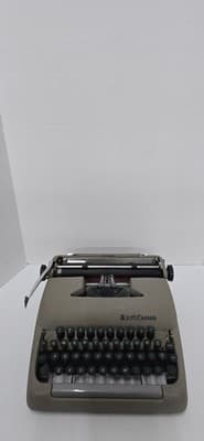 Smith-Corona Sterling Portable Manual Typewriter w/ Carrying Case - Thumbnail 3