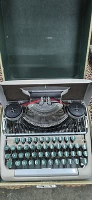 Smith-Corona Sterling Portable Manual Typewriter w/ Carrying Case - Thumbnail 2