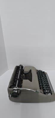 Smith-Corona Sterling Portable Manual Typewriter w/ Carrying Case - Thumbnail 4