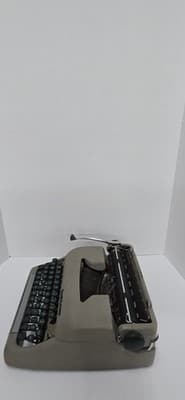 Smith-Corona Sterling Portable Manual Typewriter w/ Carrying Case - Thumbnail 6