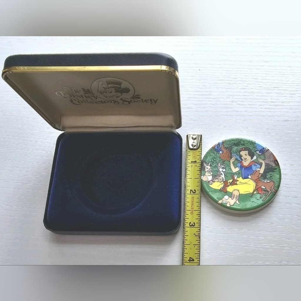 1983 'Disney Collectors Society' LE Ceramic Medallion Snow White & Friends - Thumbnail 5