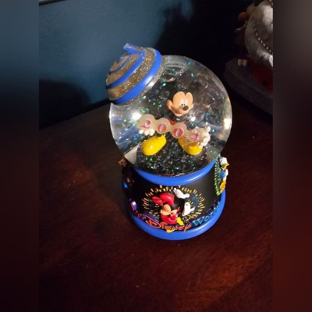 2004 Disney Snowglobe - Thumbnail 4