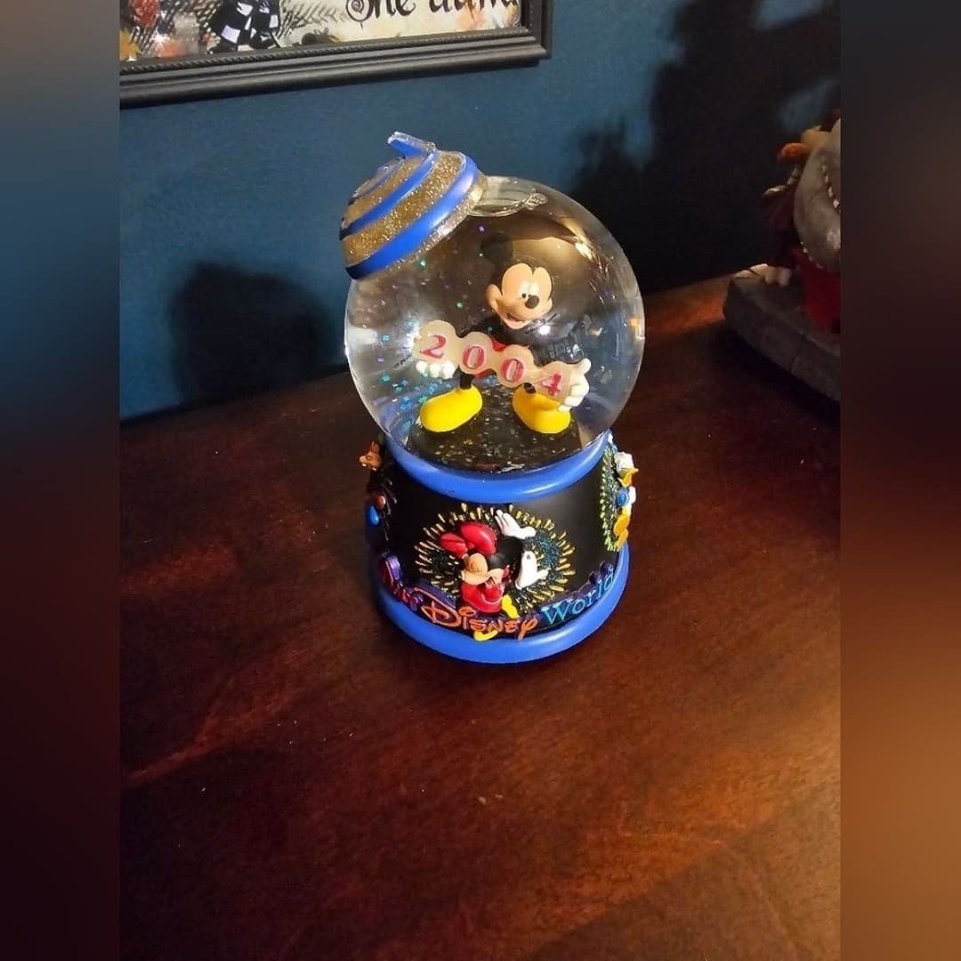2004 Disney Snowglobe