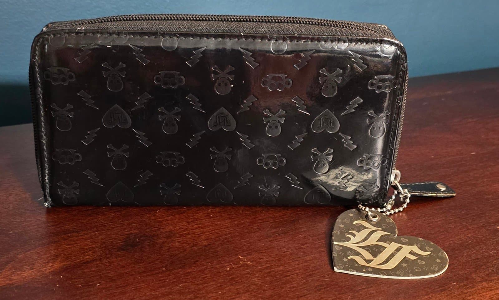 Loungefly ❤️ Logo Skull and Crossbones Wallet - Thumbnail 4