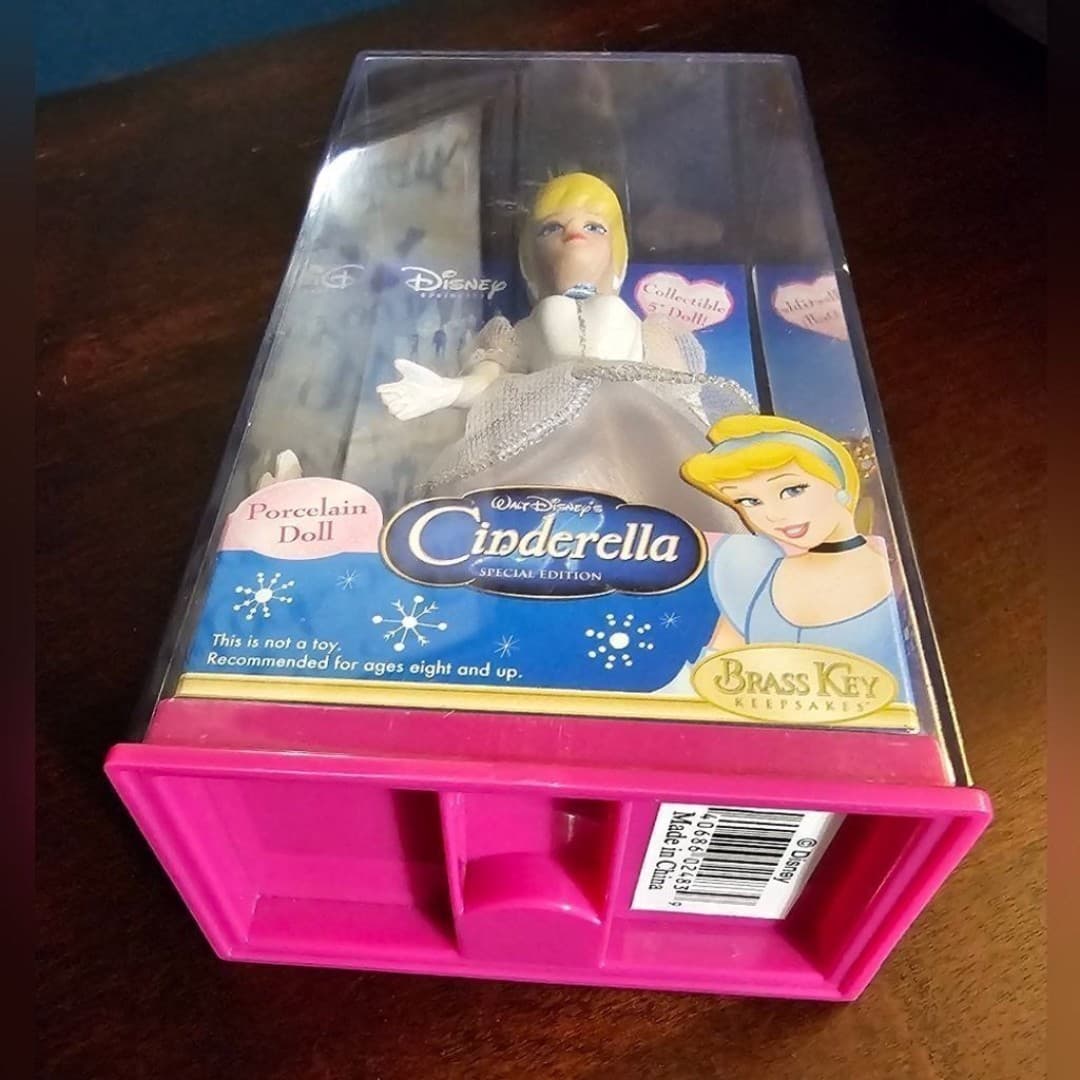 Walt Disney Special Edition Porcelain Cinderella Doll - Thumbnail 2