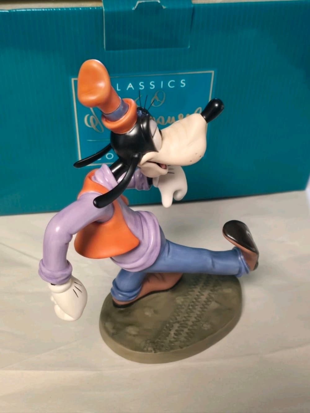 WDCC Disney Goofy "Oh, the world owes me a livin'." Moving Day W/Original Box - Thumbnail 3