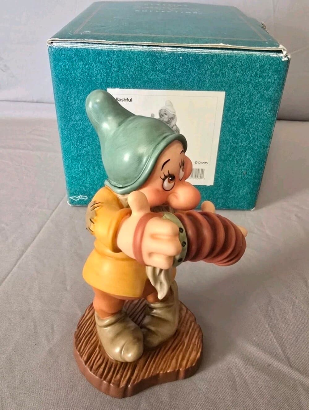 WDCC Disney Snow White Bashful "Aw Shucks" Porcelain Figurine Box & COA - Thumbnail 8