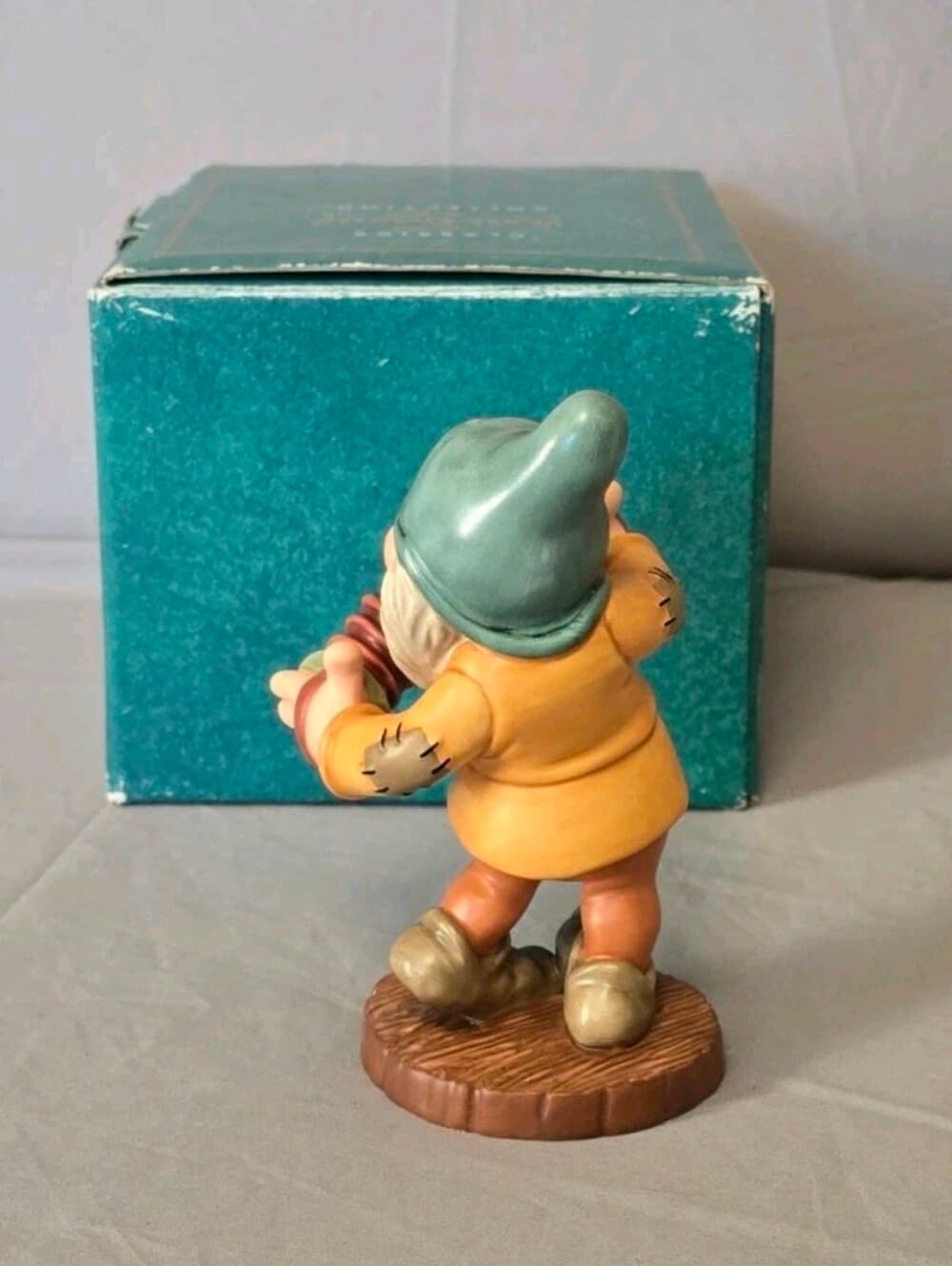 WDCC Disney Snow White Bashful "Aw Shucks" Porcelain Figurine Box & COA - Thumbnail 3
