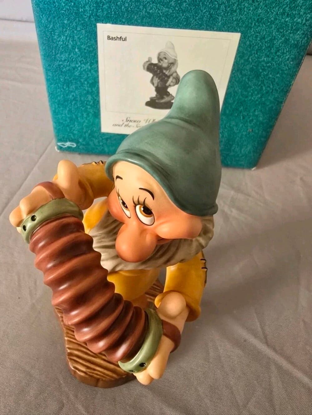 WDCC Disney Snow White Bashful "Aw Shucks" Porcelain Figurine Box & COA - Thumbnail 6