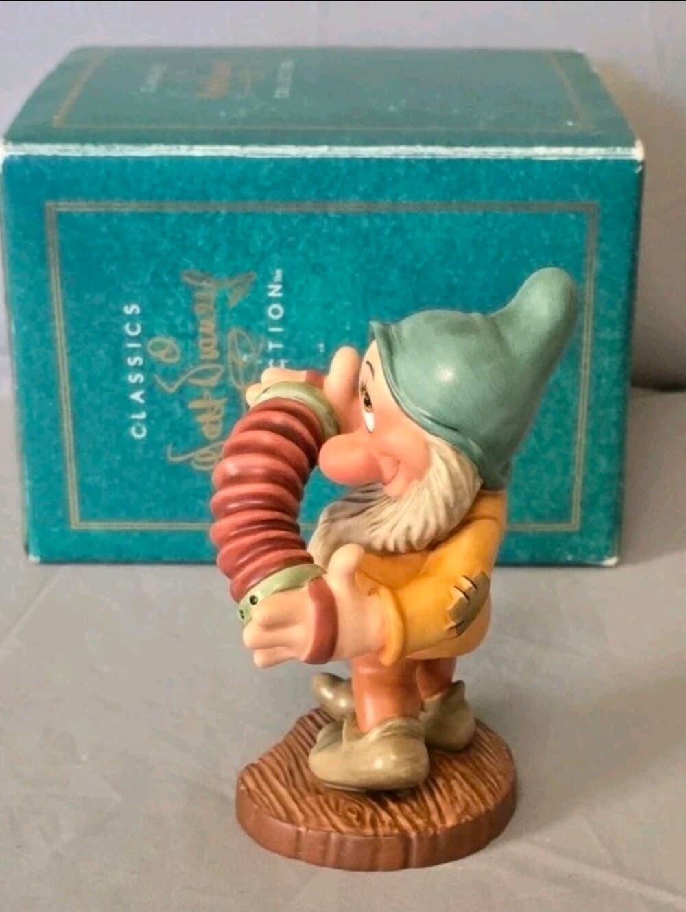 WDCC Disney Snow White Bashful "Aw Shucks" Porcelain Figurine Box & COA - Thumbnail 5