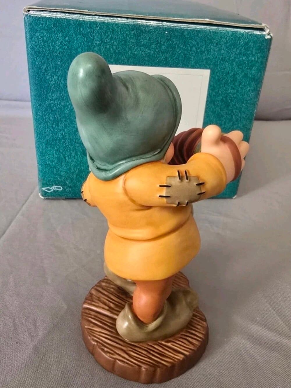 WDCC Disney Snow White Bashful "Aw Shucks" Porcelain Figurine Box & COA - Thumbnail 7