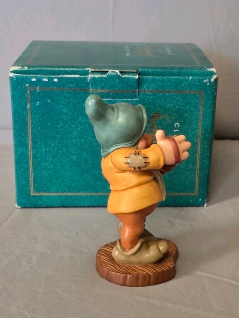 WDCC Disney Snow White Bashful "Aw Shucks" Porcelain Figurine Box & COA - Thumbnail 4
