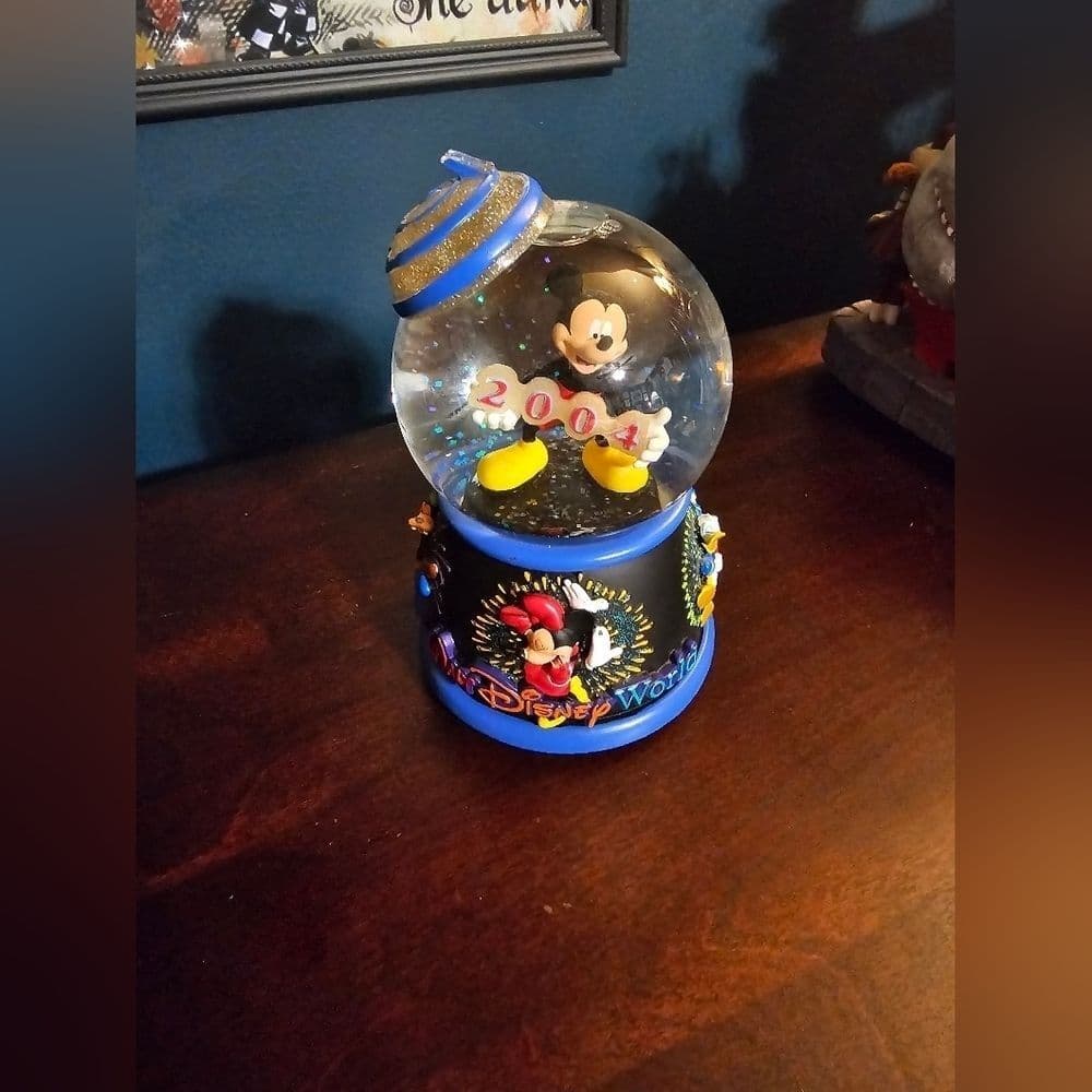 2004 Disney Snowglobe - Thumbnail 8