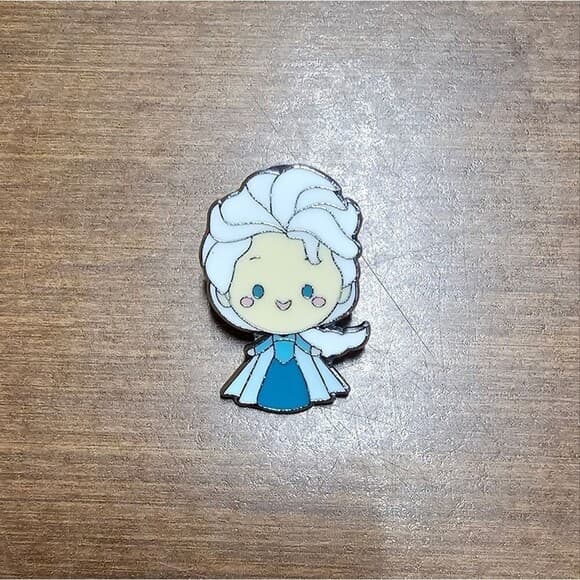 Disney's Frozen Queen Toddler Elsa Shanghai Disney Resort Trading Pin - Thumbnail 4