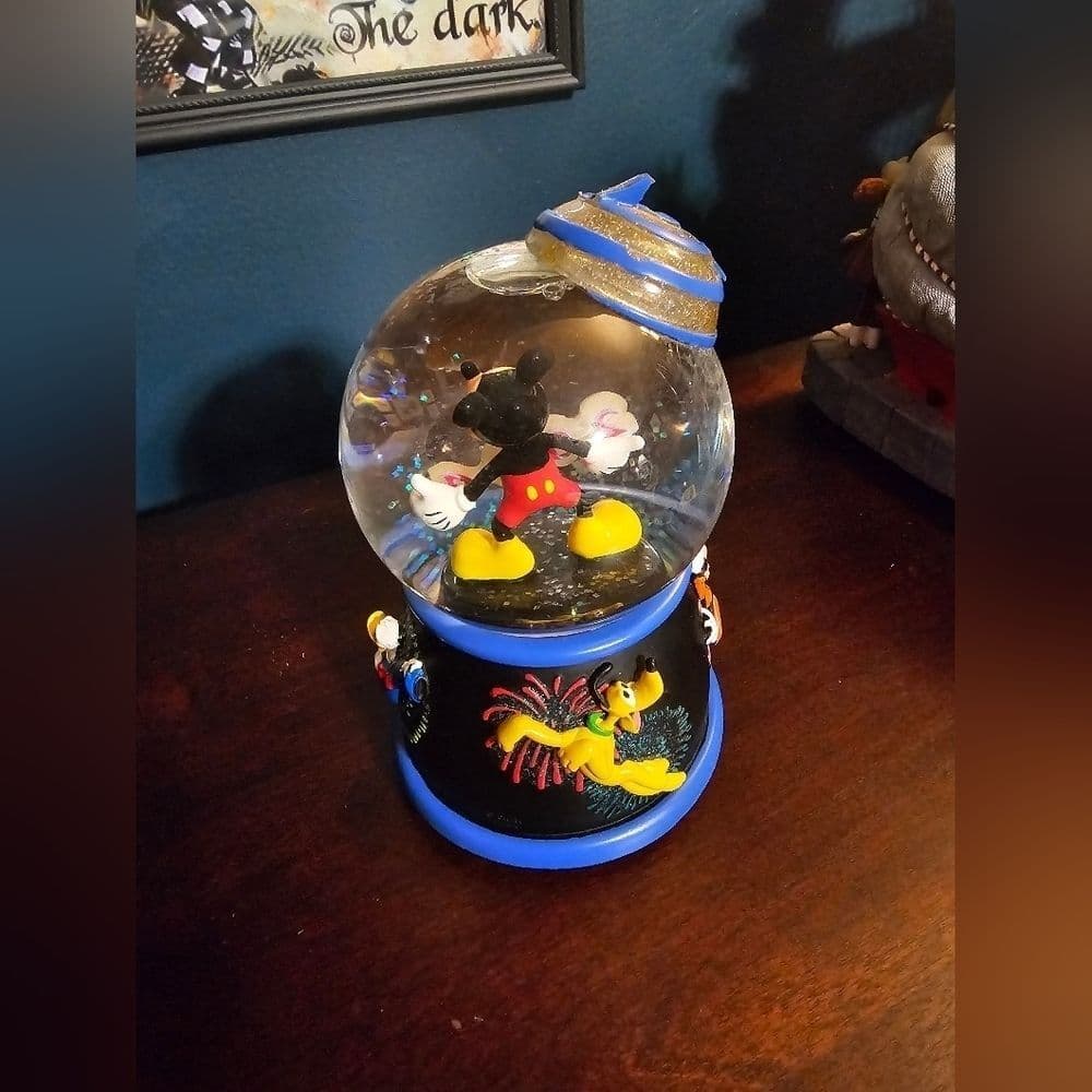 2004 Disney Snowglobe
