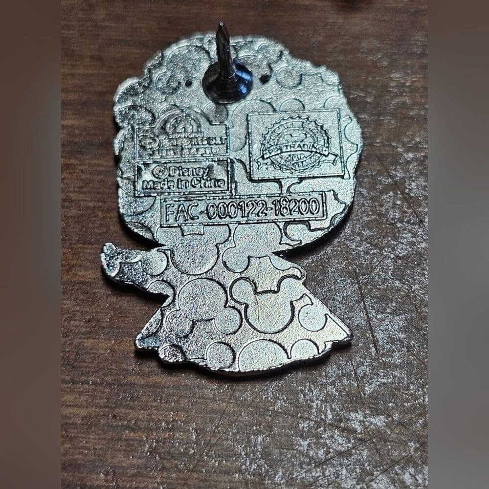 Disney's Frozen Queen Toddler Elsa Shanghai Disney Resort Trading Pin - Thumbnail 2
