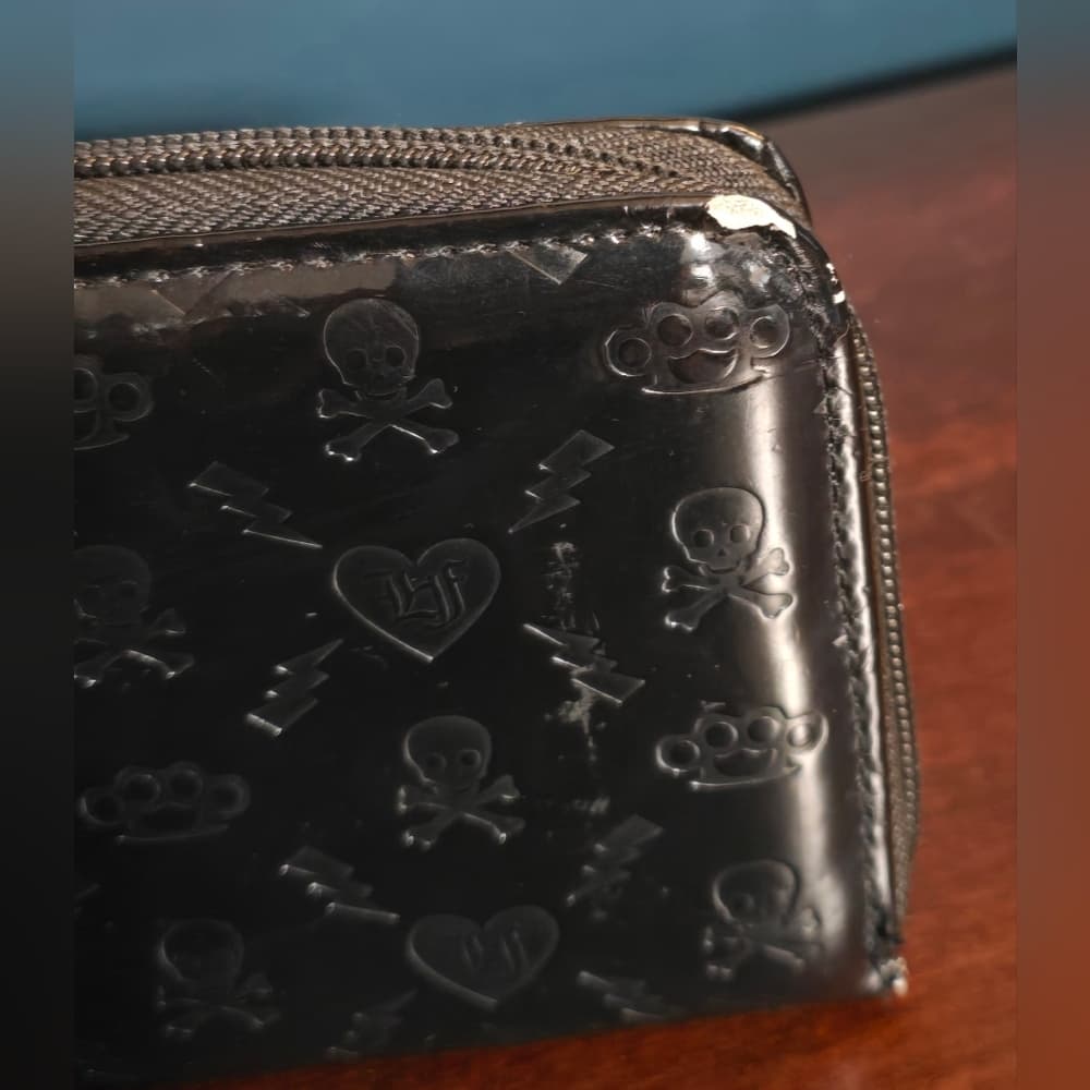Loungefly ❤️ Logo Skull and Crossbones Wallet - Thumbnail 2