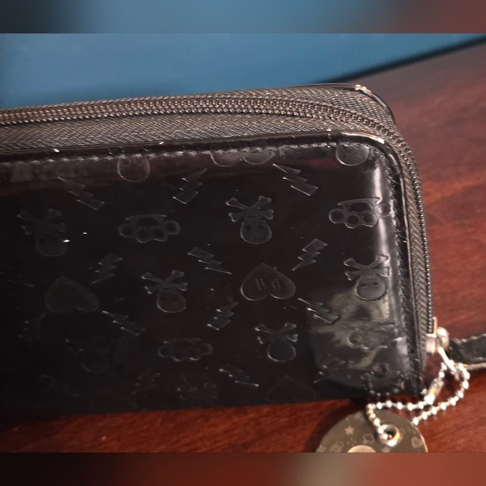 Loungefly ❤️ Logo Skull and Crossbones Wallet - Thumbnail 5