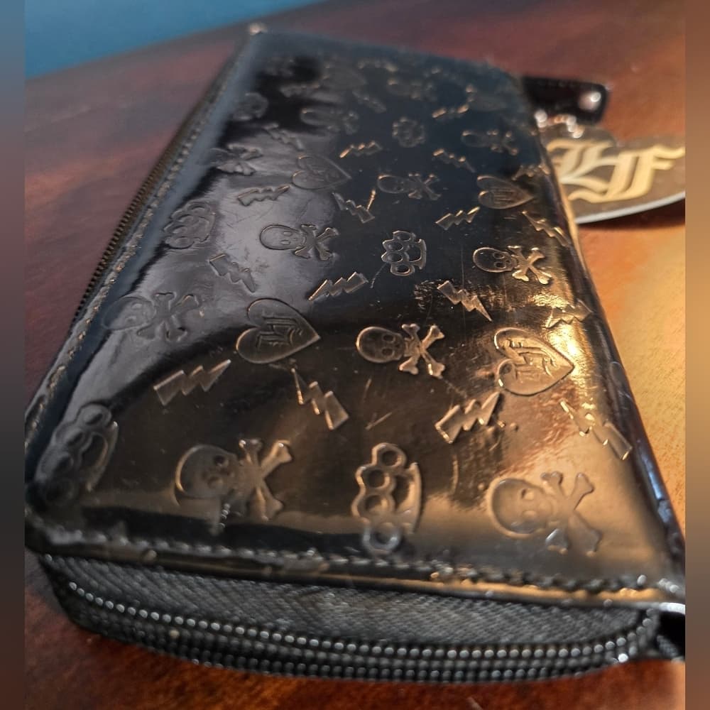 Loungefly ❤️ Logo Skull and Crossbones Wallet - Thumbnail 12