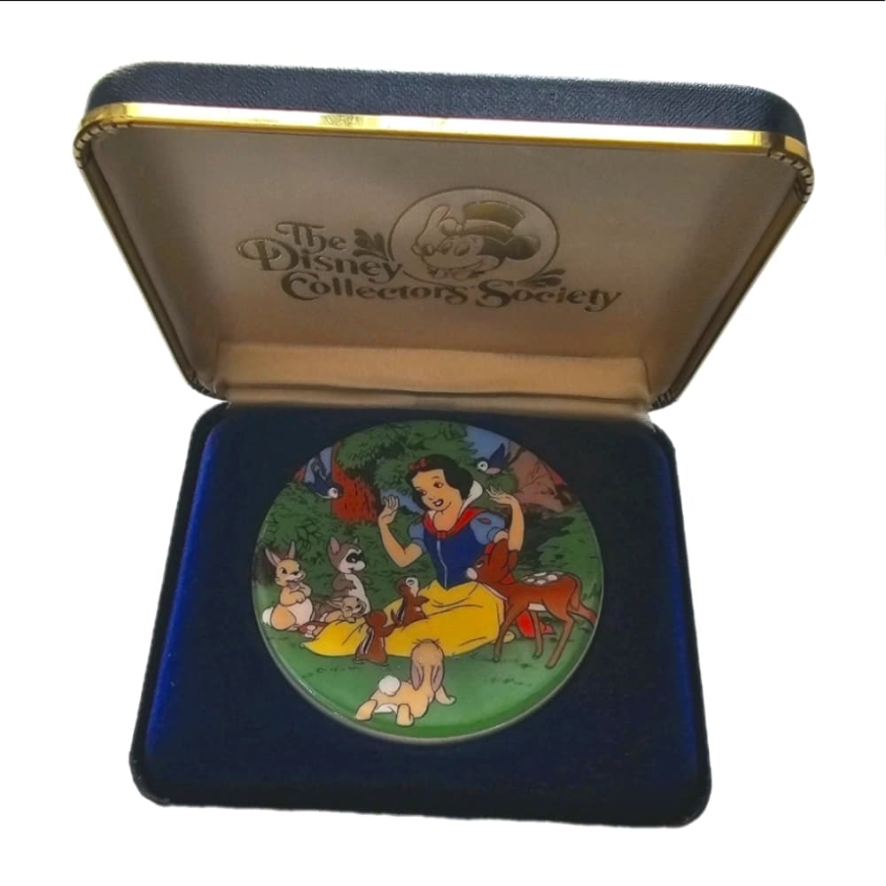 1983 'Disney Collectors Society' LE Ceramic Medallion Snow White & Friends - Thumbnail 5