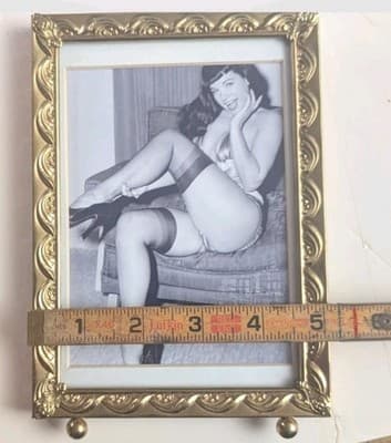 Vintage Bettie Page Pin-Up Photo Ornate Brass Ball Foot Frame Mid-Century 5x7 - Thumbnail 3