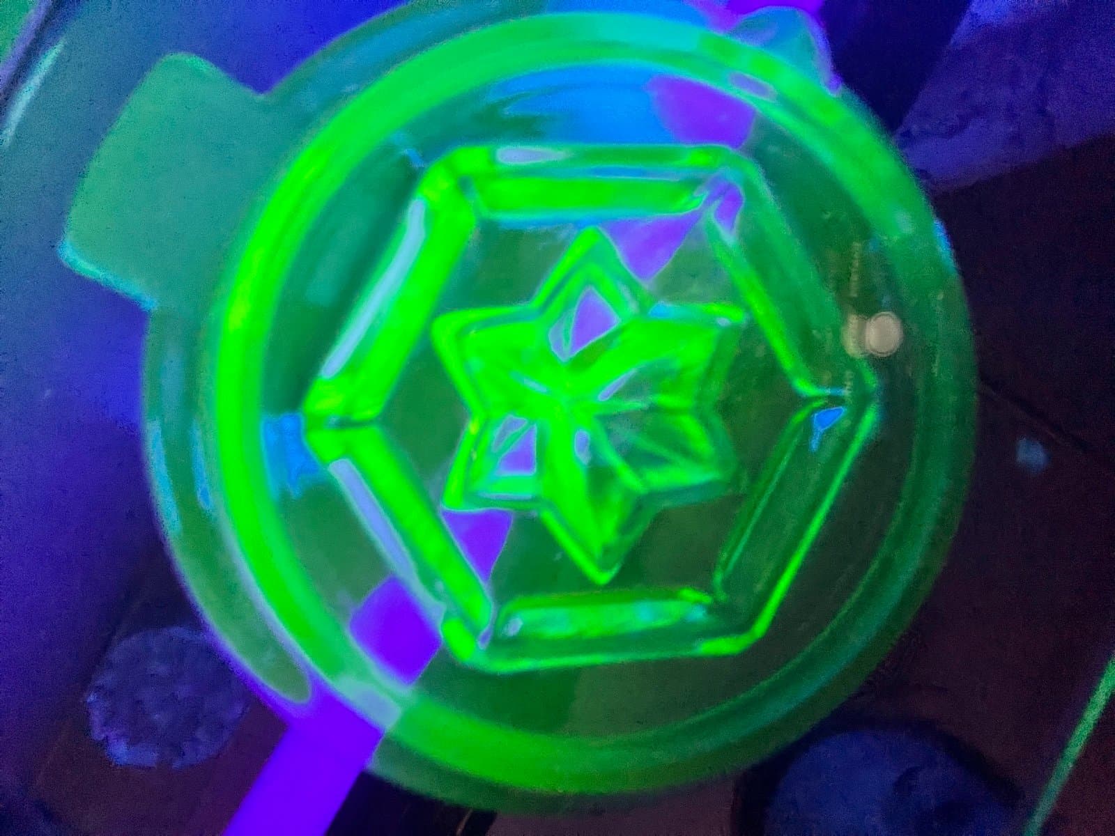 uranium glass juicer - Thumbnail 3